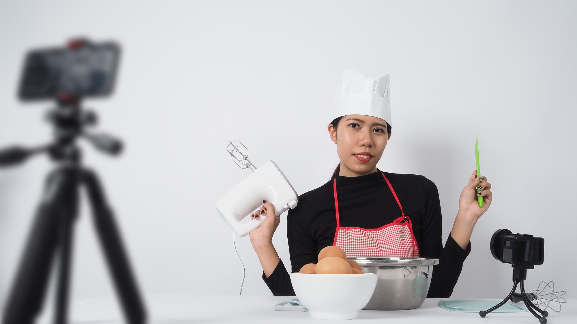 Chef che spiega una tecnica davanti alla telecamera
